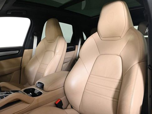 Used 2023 Porsche Cayenne Platinum Edition image 5