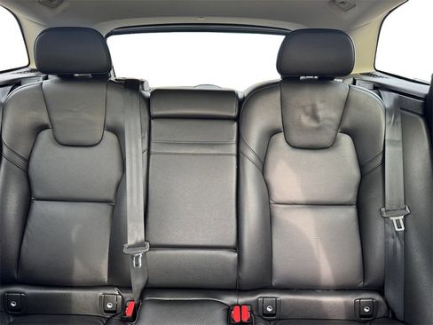 Certified 2022 Volvo XC60 B5 Momentum w/ Climate Package image 21