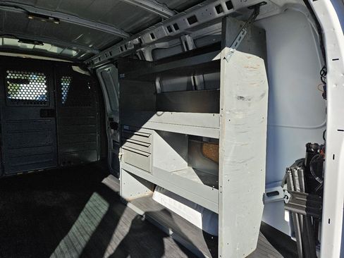 Used 2018 Chevrolet Express 2500 w/ Driver Convenience Package RWD image 18