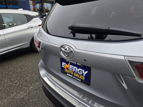 Used 2014 Toyota Highlander XLE image 17