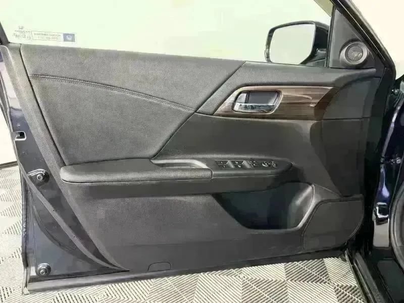 Used 2017 Honda Accord EX image 31