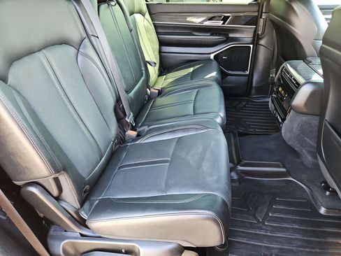 Used 2022 Jeep Wagoneer Series III w/ Premium Group I AWD/4WD image 28