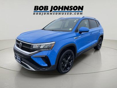 Used 2023 Volkswagen Taos SE w/ Black Wheel Package