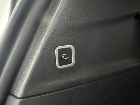Used 2025 Chrysler Pacifica Limited FWD image 31