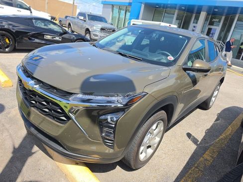 Used 2024 Chevrolet Trax LS w/ LS Convenience Package FWD image 4
