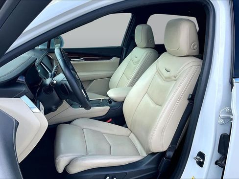 Used 2017 Cadillac XT5 Luxury w/ Driver Awareness Package FWD image 8