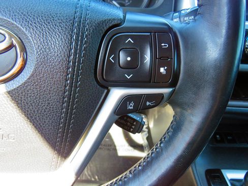 Used 2018 Toyota Highlander XLE image 32