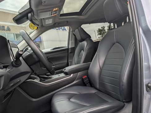 Used 2023 Toyota Highlander XLE FWD image 18