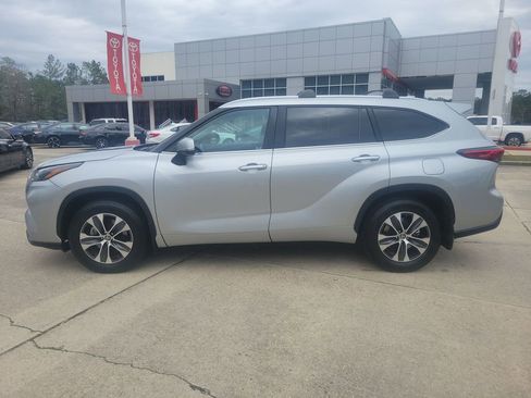 Used 2023 Toyota Highlander XLE image 2