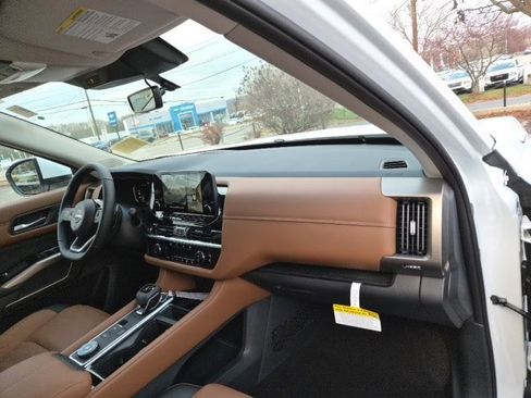 New 2025 Nissan Pathfinder Platinum image 12