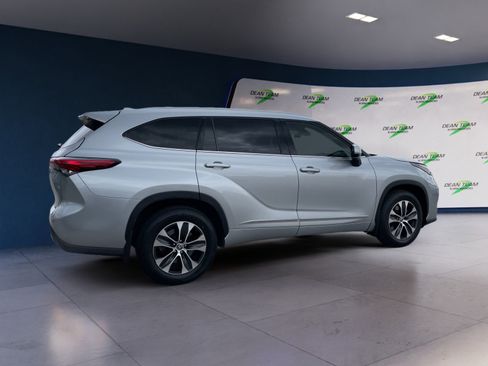 Used 2022 Toyota Highlander XLE AWD/4WD image 3