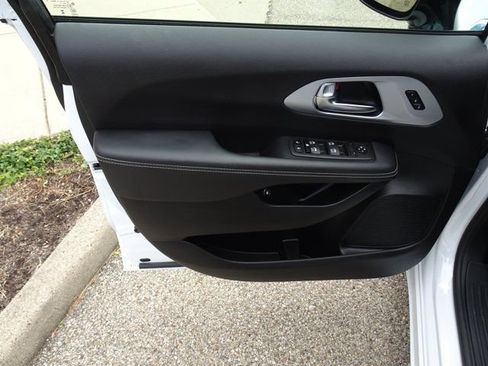 Used 2024 Chrysler Pacifica Limited w/ Uconnect Theater Family Group FWD image 13