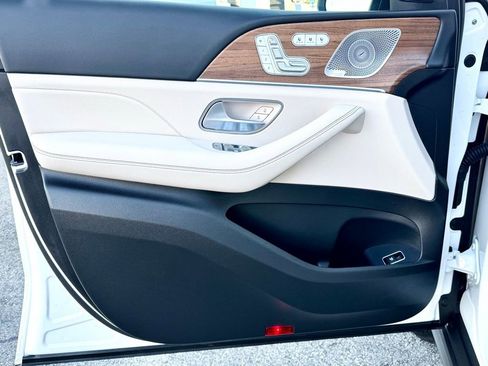 Used 2025 Mercedes-Benz GLS 450 4MATIC image 17