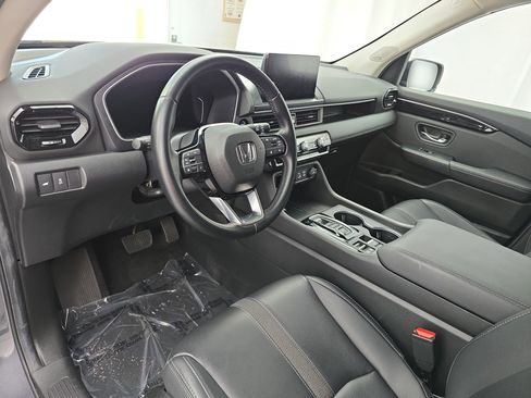 Certified 2025 Honda Pilot Touring image 17
