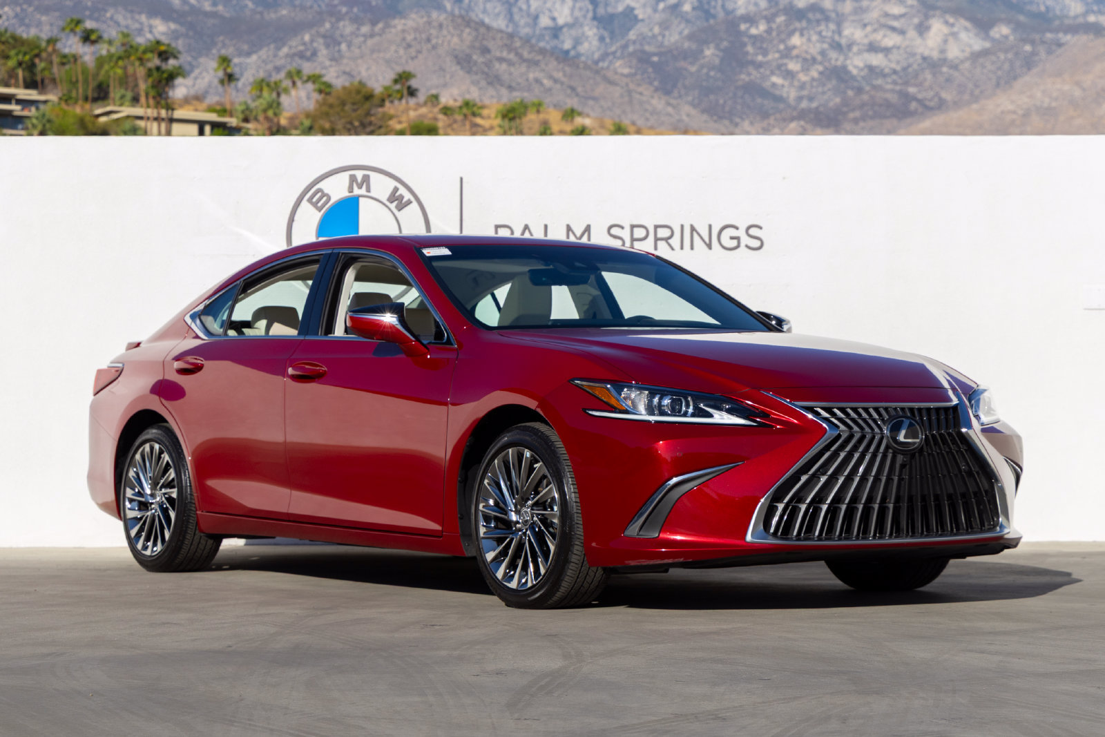 Used 2024 Lexus ES 300h w/ Technology Package FWD image 2