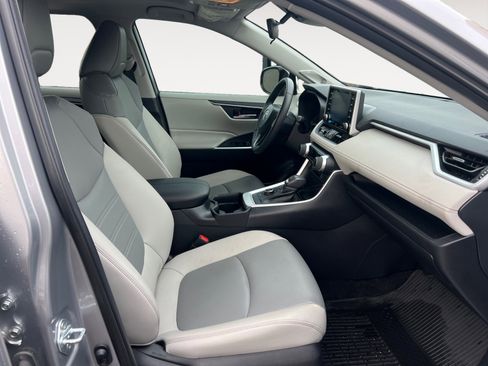 Used 2021 Toyota RAV4 XLE Premium image 15