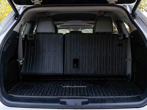 Used 2023 Toyota Highlander AWD image 24