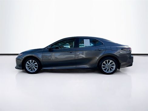 Used 2022 Toyota Camry LE image 9
