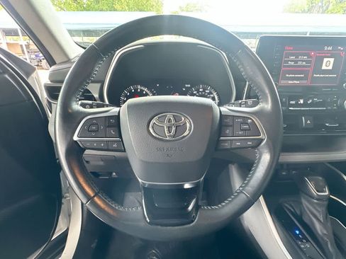 Used 2021 Toyota Highlander XLE FWD image 15