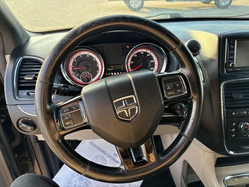 Used 2017 Dodge Grand Caravan SXT image 37