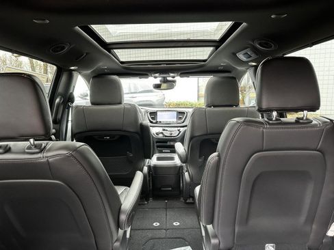 New 2026 Chrysler Pacifica Select w/ S Appearance Package image 8