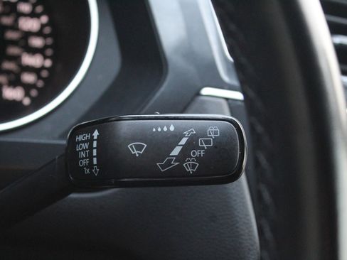 Used 2018 Volkswagen Tiguan SE w/ 3rd Row Seat Package image 30