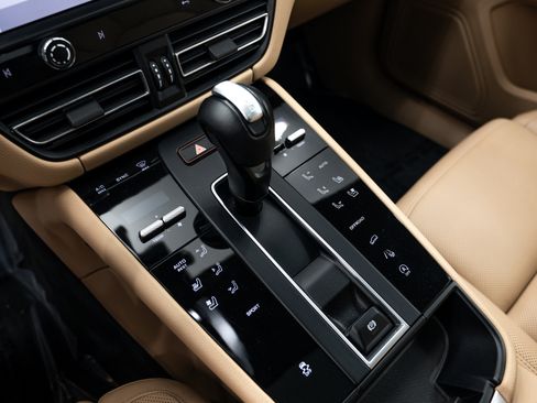 Certified 2023 Porsche Macan AWD/4WD image 18