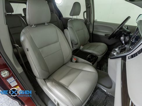 Used 2019 Toyota Sienna XLE w/ XLE Navigation Package image 37