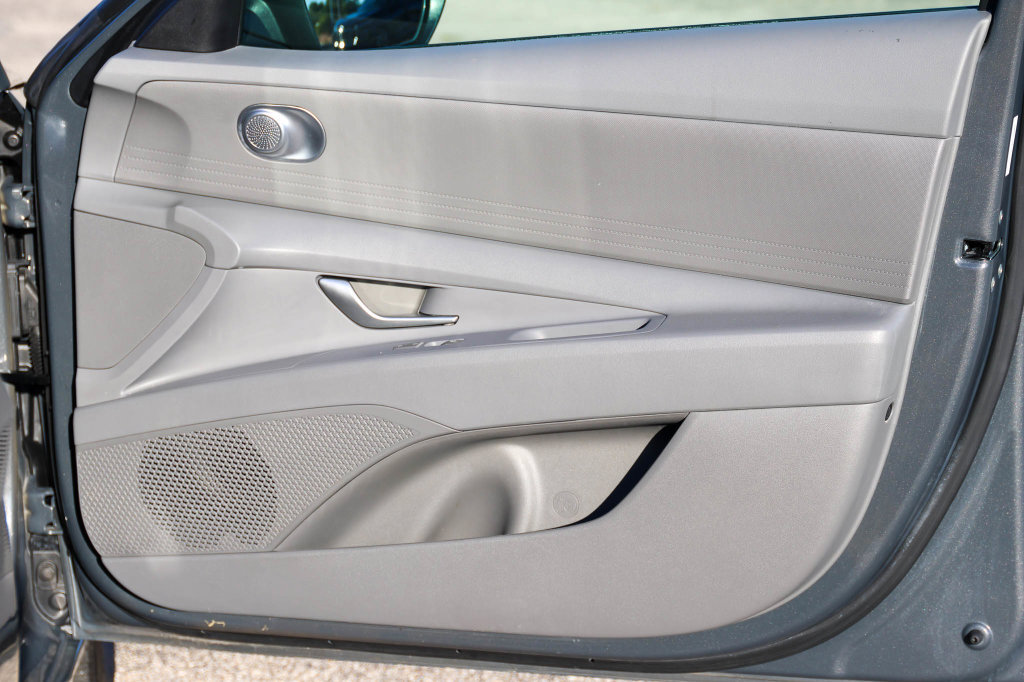 Used 2025 Hyundai Elantra Hybrid FWD image 14