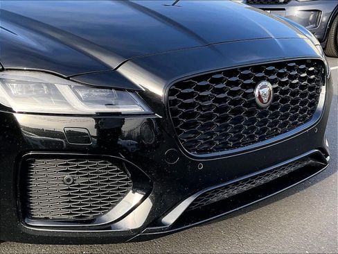 Used 2022 Jaguar XF SE image 31