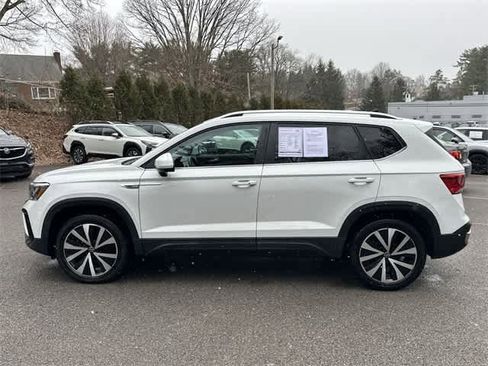 Used 2022 Volkswagen Taos SE image 2