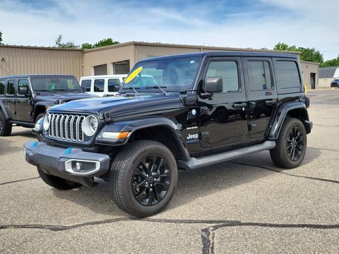 Used 2024 Jeep Wrangler Unlimited Sahara w/ Safety Group AWD/4WD image 2