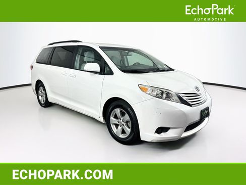 Used 2017 Toyota Sienna LE FWD image 1