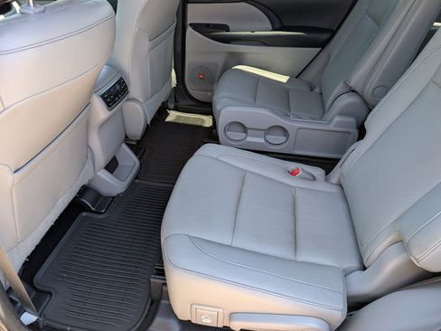 Used 2016 Toyota Highlander Limited Platinum FWD image 8