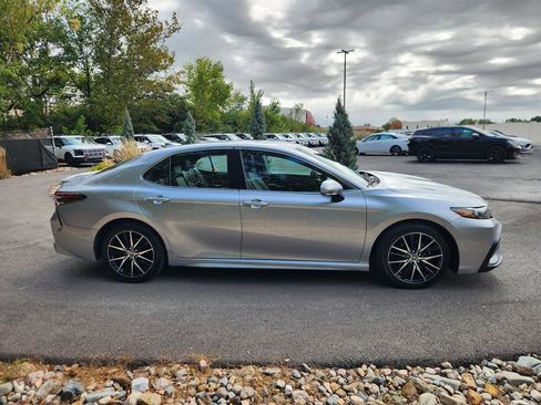 Used 2024 Toyota Camry SE image 6