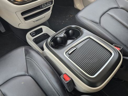 Used 2024 Chrysler Pacifica Touring-L image 17