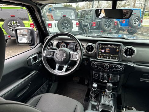 Used 2022 Jeep Wrangler Unlimited Sahara AWD/4WD image 29
