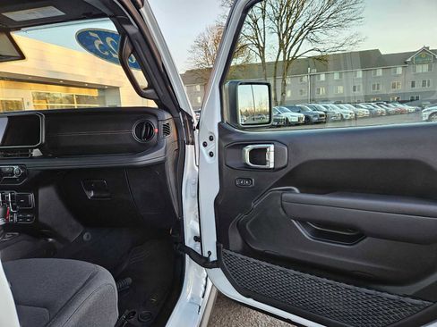 Used 2025 Jeep Wrangler Unlimited Rubicon w/ Technology Group image 10