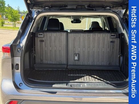 Used 2023 Toyota Highlander XLE AWD/4WD image 9