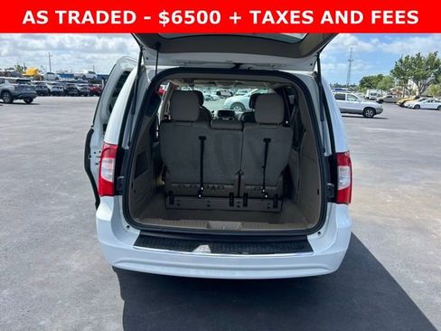 Used 2015 Chrysler Town & Country Touring image 16