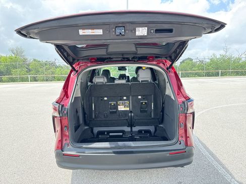 Used 2023 Toyota Sienna XLE FWD image 20