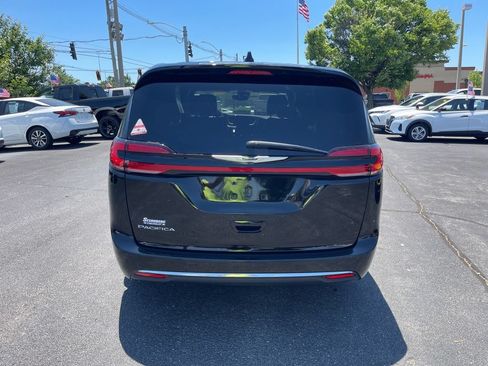 Used 2026 Chrysler Pacifica Select FWD image 13