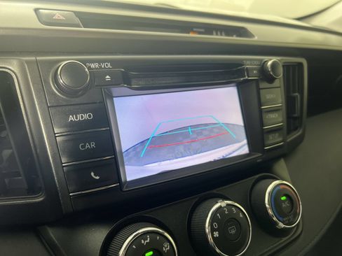 Used 2018 Toyota RAV4 LE FWD image 27