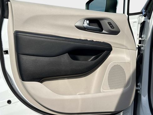 Used 2023 Chrysler Pacifica Touring-L FWD image 20