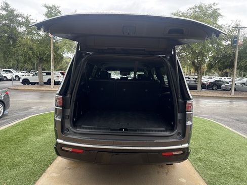 Used 2024 Jeep Wagoneer L Series II w/ Flexible Seating Group AWD/4WD image 5