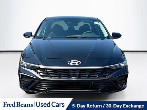 Used 2025 Hyundai Elantra Blue image 2