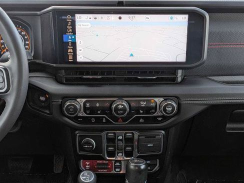 Used 2024 Jeep Gladiator Rubicon w/ Technology Group AWD/4WD image 20