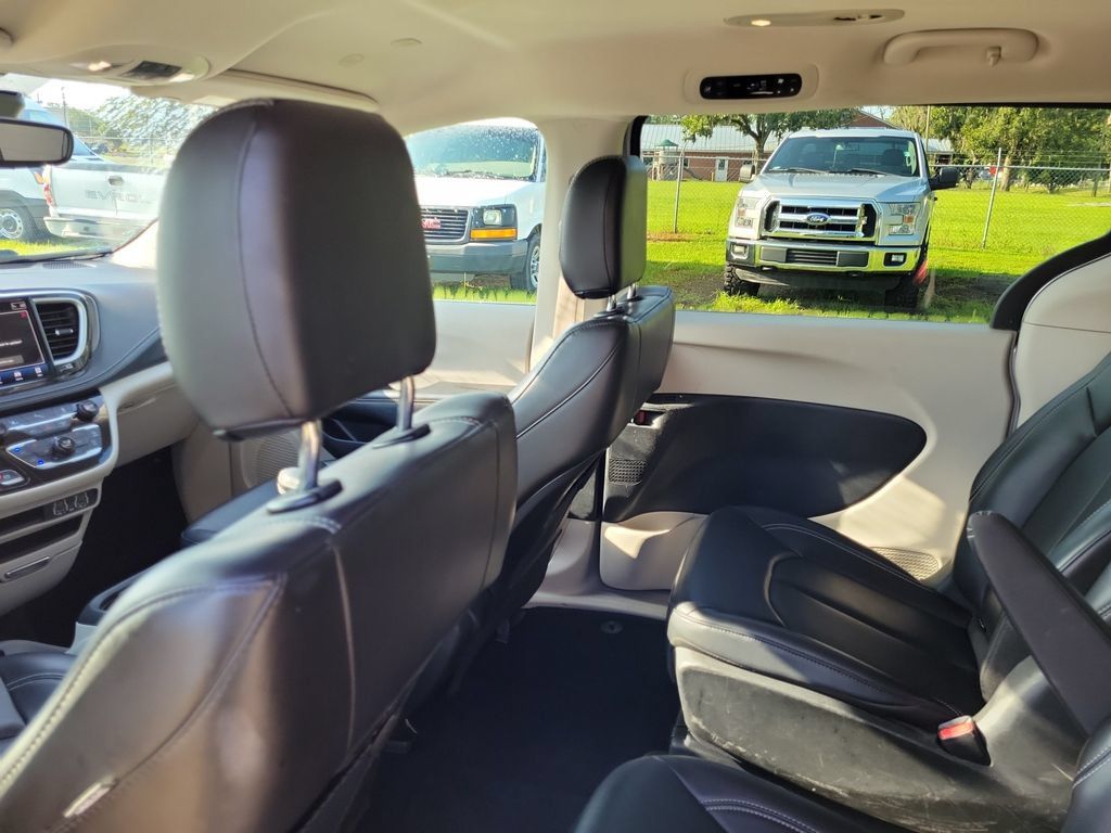 Used 2023 Chrysler Pacifica Touring-L FWD image 19