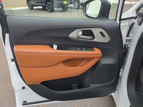 New 2026 Chrysler Pacifica Pinnacle w/ Trailer Tow Group image 30