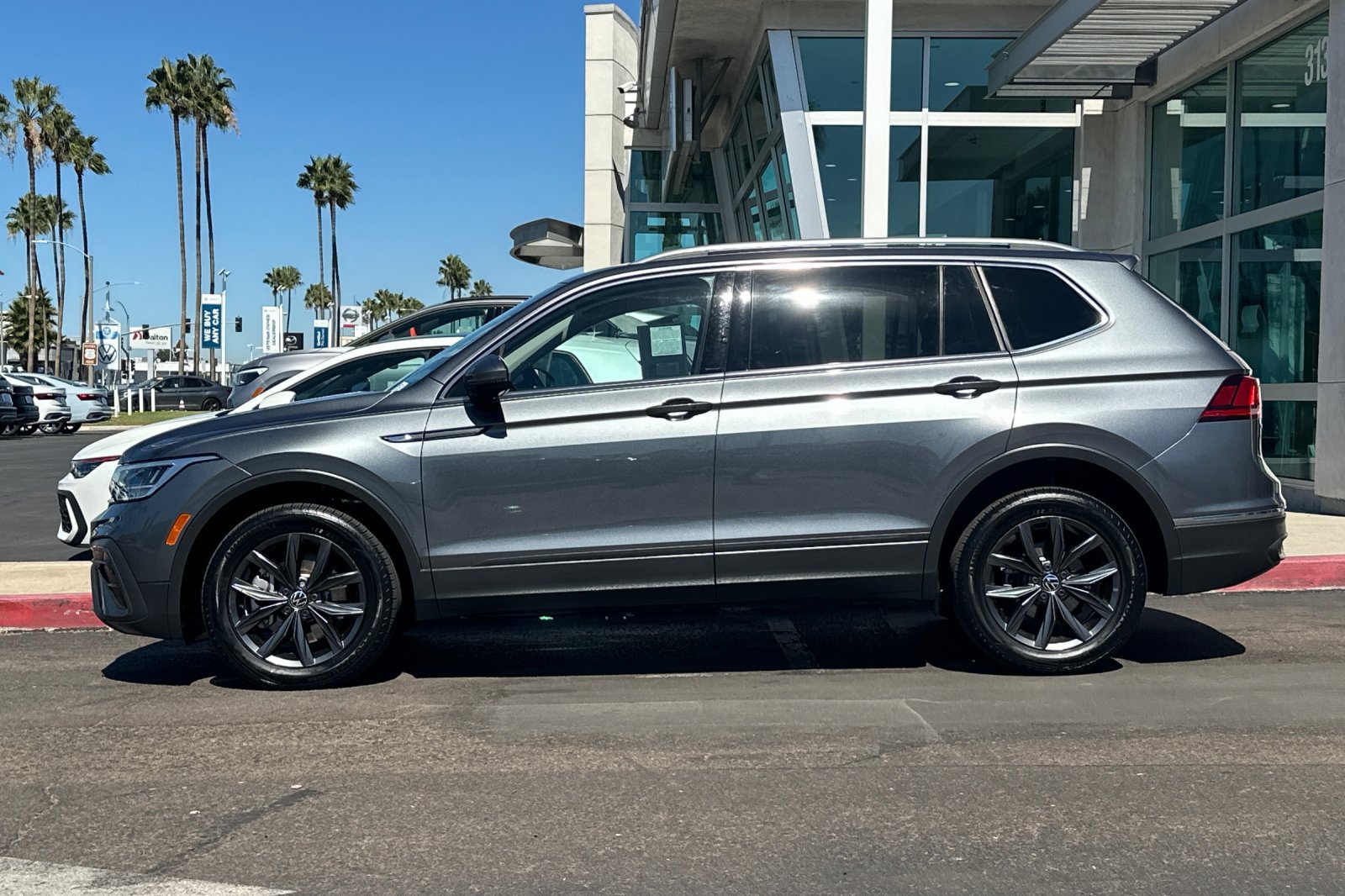 Used 2023 Volkswagen Tiguan SE FWD image 7